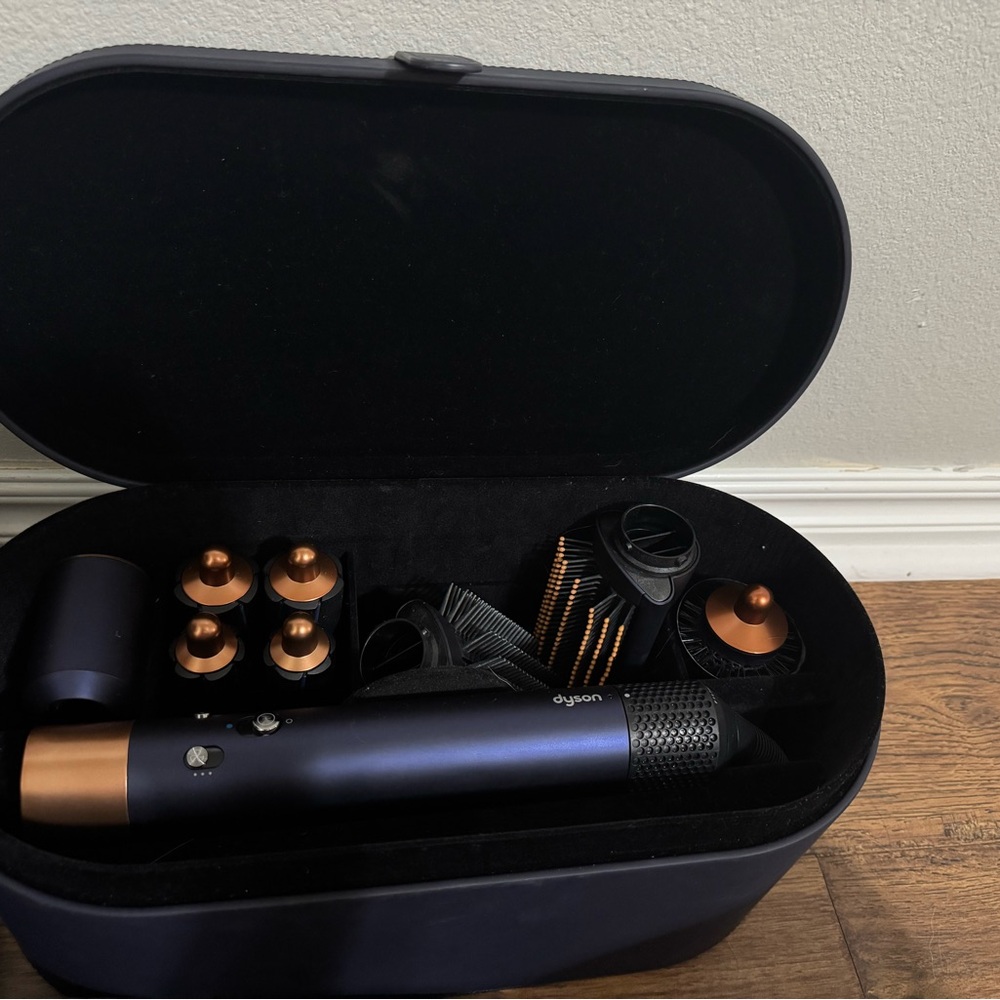 Dyson Airwrap Set in blue and Copper